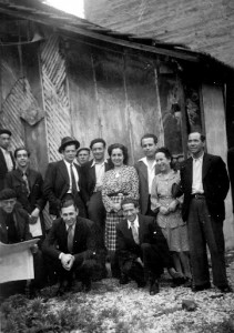 Mon père (devant à gauche agenouillé, devant "la barraca" avec les copains
